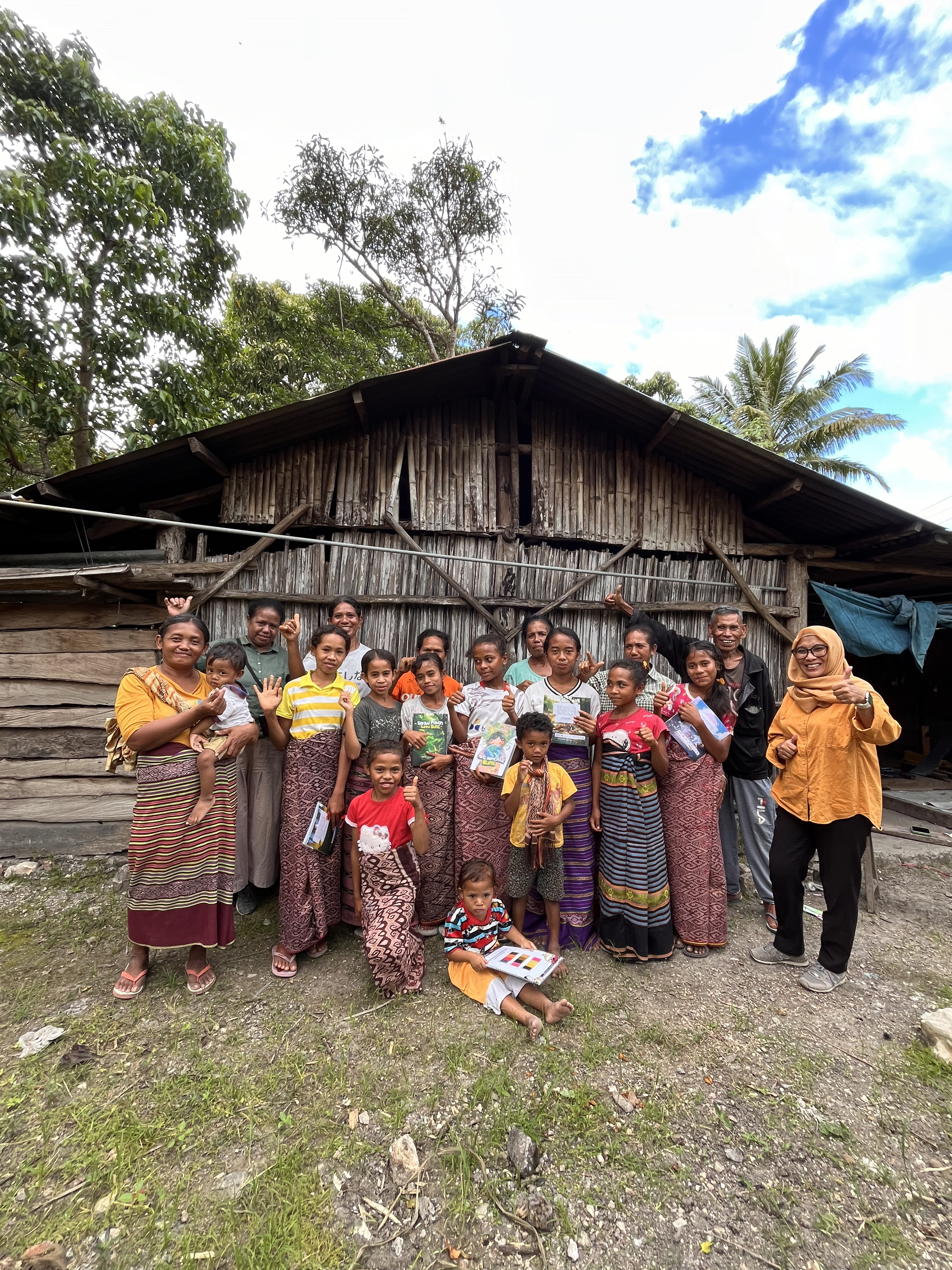 Penyaluran Dana Donasi untuk Sekolah Tenun Kampung dari Weaving Happiness Project
